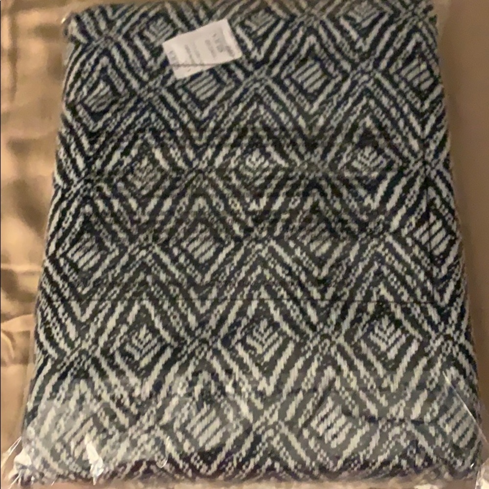 Brand New DSW Grey/White Blanket/Scrave - Picture 2 of 2